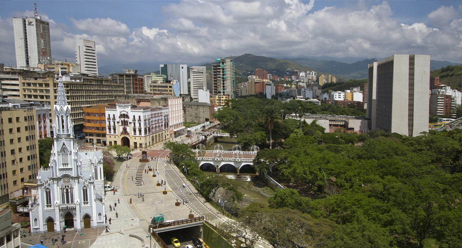 Aerial view of Santiago de Cali showing buildings, mountains, and a tunnel