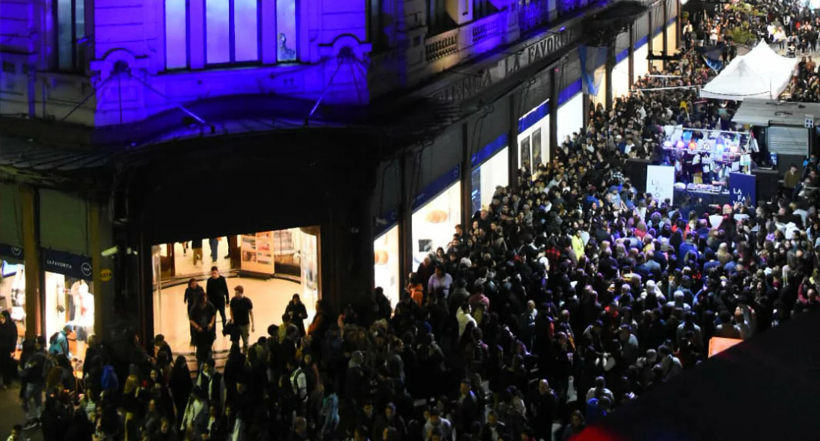 A busy street in Rosario with crowds of people.