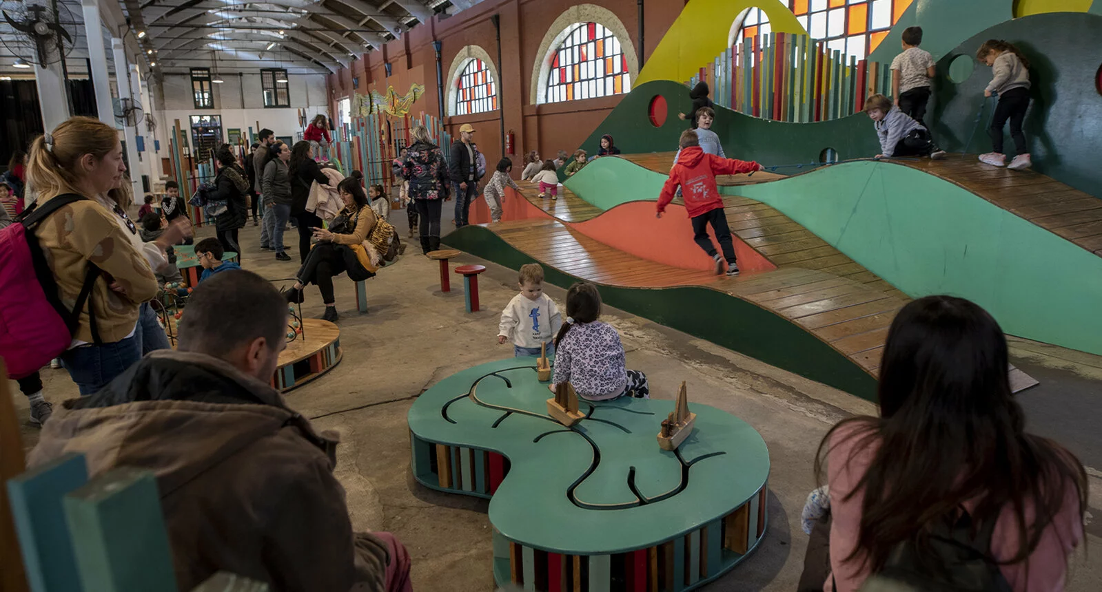 Children playing on beautiful indoor structure in Rosario.