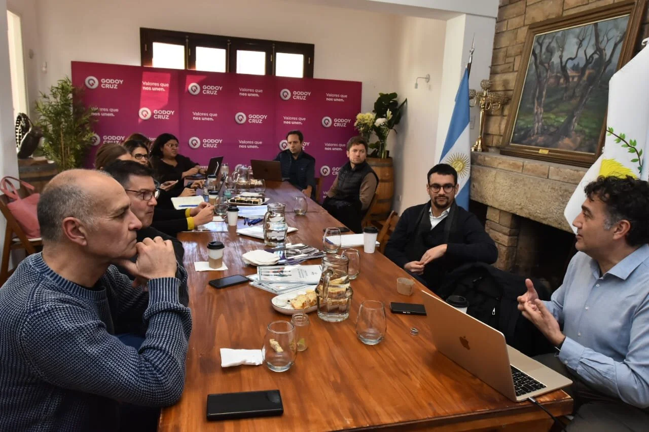 Participants in discussion during the Godoy Cruz and Peñalolén city exchange. 2025/09/City-Exchange-Godoy-Cruz-Penalolen-2.jpeg 
