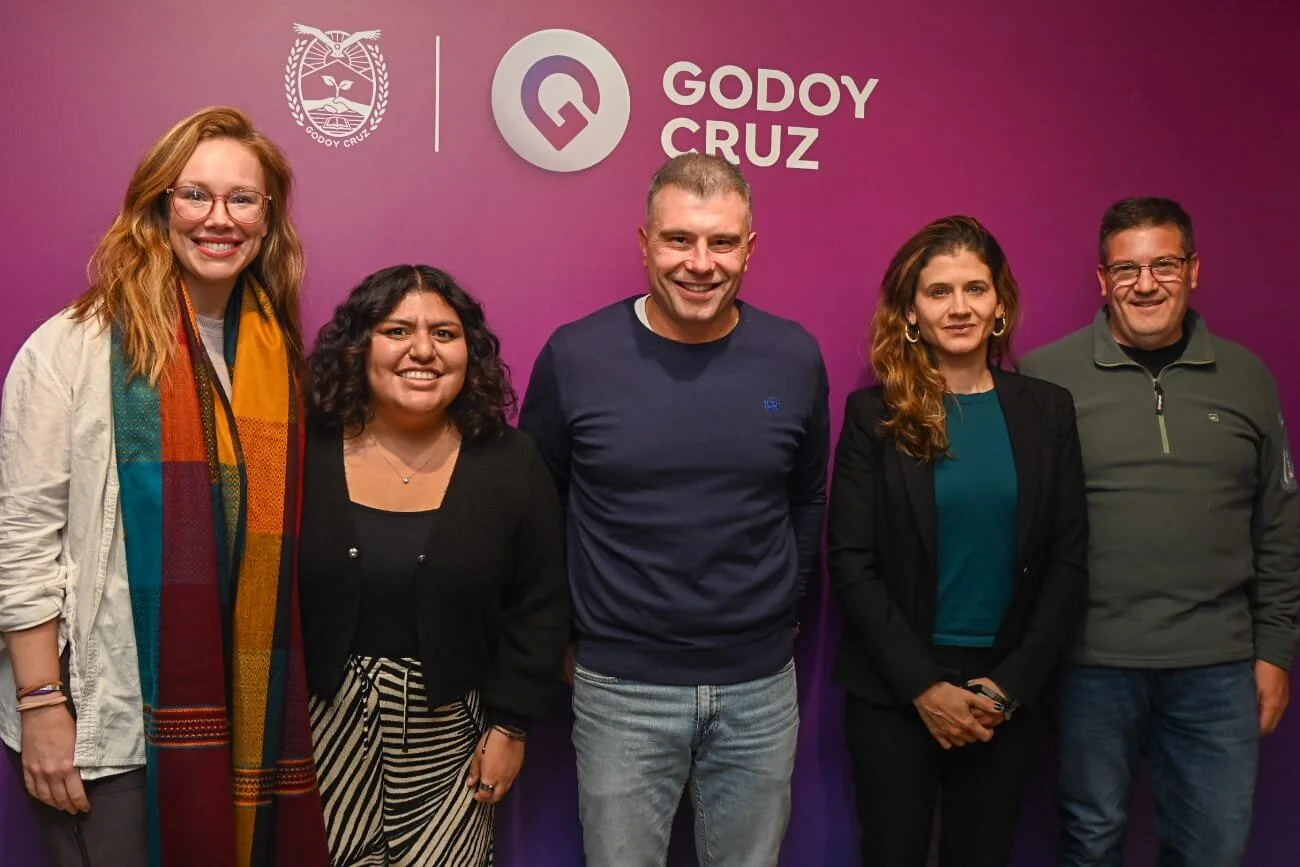 Participants and organizers of the Godoy Cruz and Peñalolén city exchange. 2025/09/City-Exchange-Godoy-Cruz-Penalolen-4.jpeg 