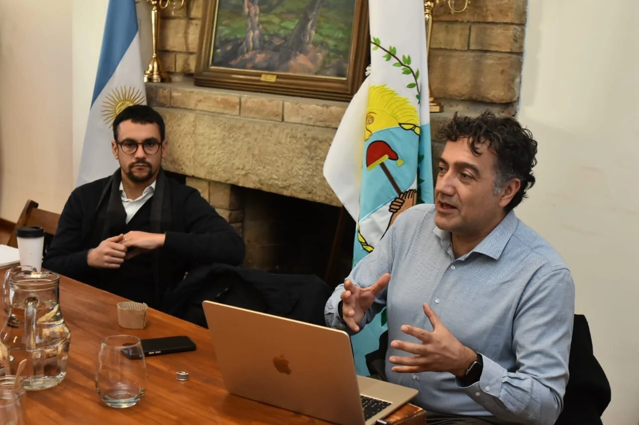 Participants in discussion during the Godoy Cruz and Peñalolén city exchange. 2025/09/City-Exchange-Godoy-Cruz-Penalolen-5.jpeg 